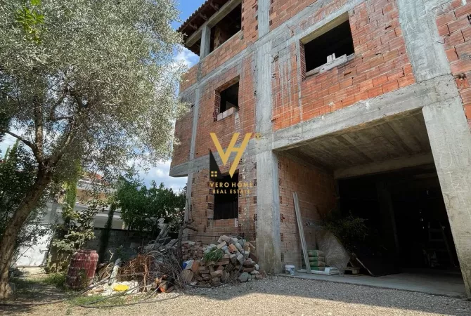 Ambiente Commerciale in Affitto 4+1 a Tirana - 500 Euro