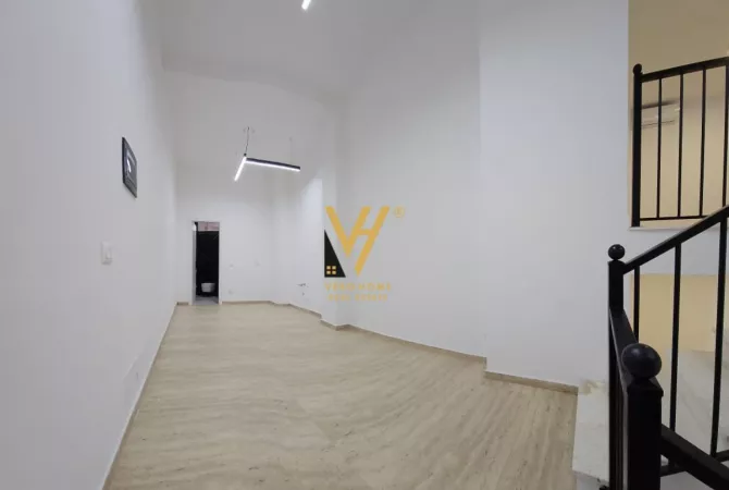 Ambiente Commerciale in Affitto 3+1 a Tirana - 1,000 Euro
