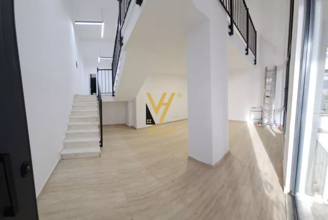 Ambiente Commerciale in Affitto 3+1 a Tirana - 1,000 Euro