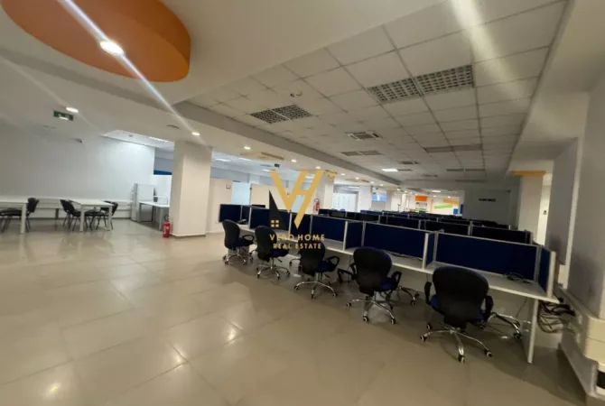 Ambiente Commerciale in Affitto 3+1 a Tirana - 7,000 Euro