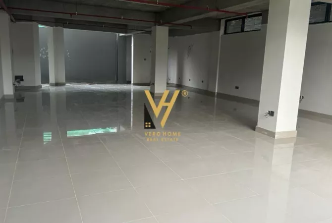Ambiente Commerciale in Affitto 1+1 a Tirana - 2,300 Euro