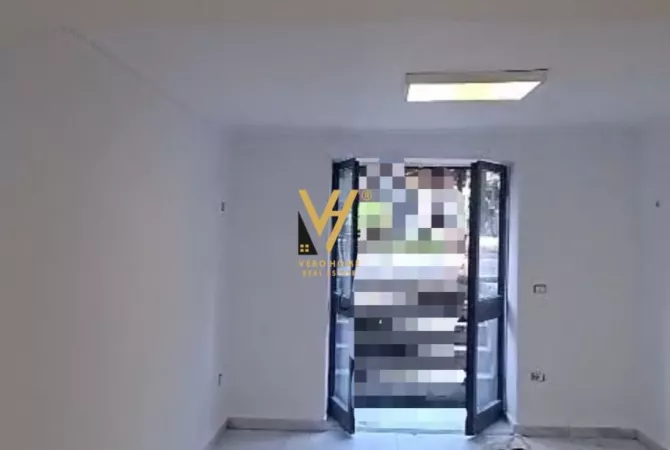 Ambiente Commerciale in Affitto 3+1 a Tirana - 500 Euro