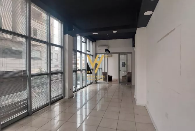 Ambiente Commerciale in Affitto 3+1 a Tirana - 700 Euro