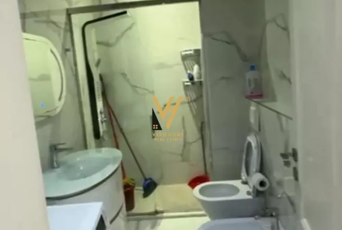 Shtepi me qera Papafingo(kati i catise) ne Tirane, 2+1, Mobilimi E mobiluar, Pagesa 1,100  Euro.