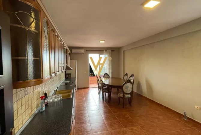 Ambient biznesi me qera 3+1 ne Tirane - 2,500 Euro