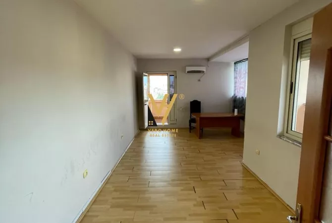 JEPET DUPLEX-ZYRE 300 M2 ME QERA TE KOMUNA E PARISIT 1.500 EURO NETO