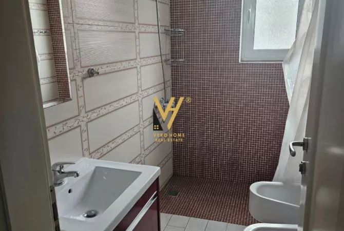 Shtepi me qera Apartament ne Tirane, 3+1, Mobilimi E mobiluar, Pagesa 550  Euro.