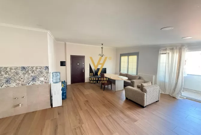 JEPET ZYRE 100 M2 ME QERA TE KOMUNA E PARISIT 900 EURO