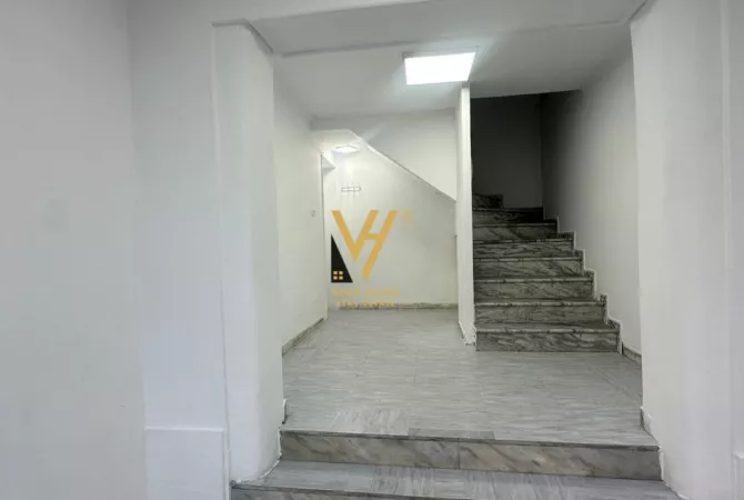 Ambiente Commerciale in Affitto 3+1 a Tirana - 100,000 Leke