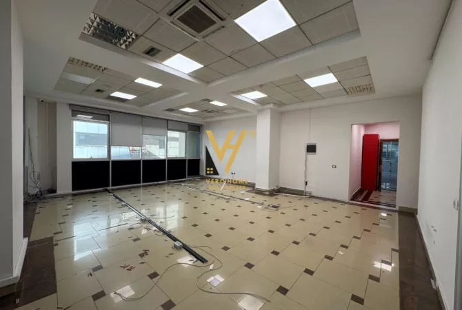 Ambiente Commerciale in Affitto 3+1 a Tirana - 800 Euro