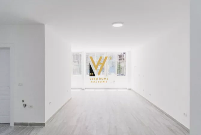 Ambiente Commerciale in Affitto 3+1 a Tirana - 1,200 Euro