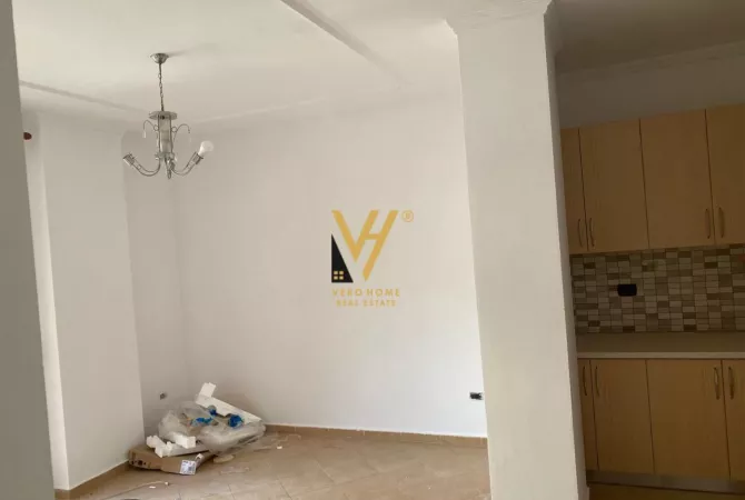 Ambiente Commerciale in Affitto 3+1 a Tirana - 500 Euro