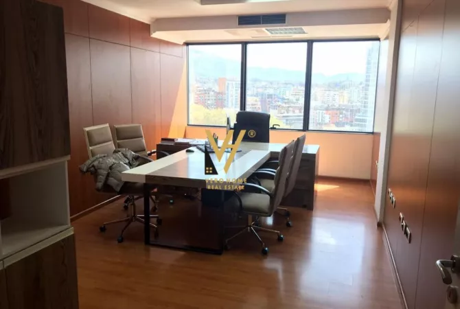 Ambiente Commerciale in Affitto 3+1 a Tirana - 2,400 Euro
