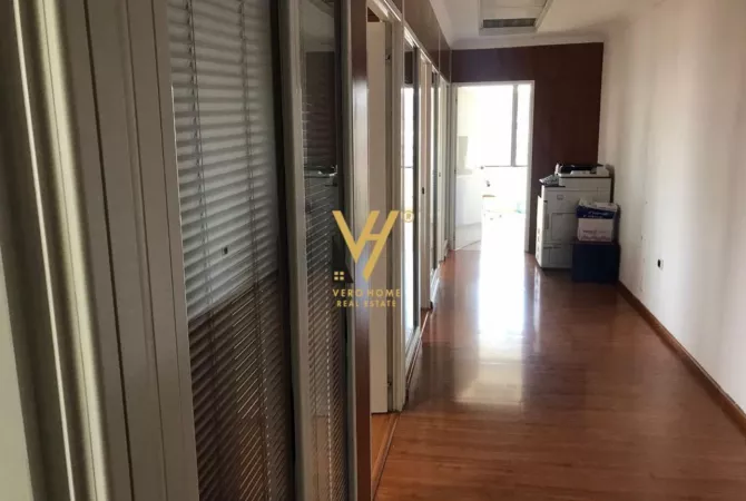 Ambient biznesi me qera 3+1 ne Tirane - 2,400 Euro