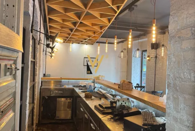Ambient biznesi me qera 2+1 ne Tirane - 2,200 Euro