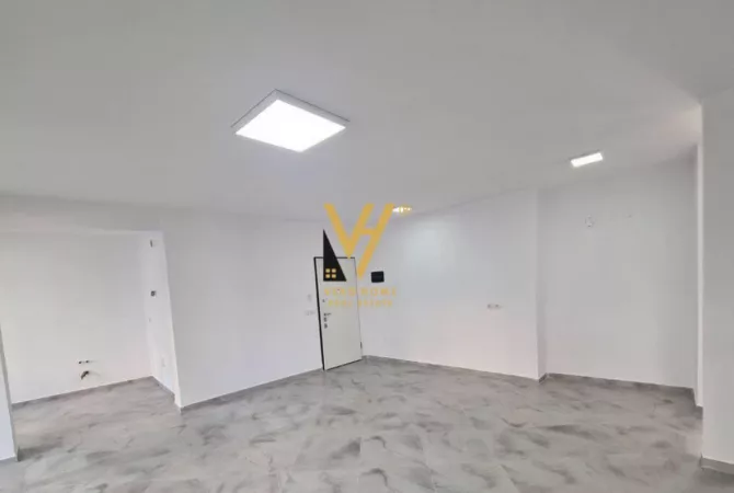 Ambiente Commerciale in Affitto 3+1 a Tirana - 700 Euro
