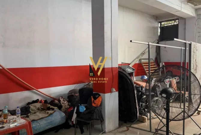 Ambiente Commerciale in Affitto 4+1 a Tirana - 1,200 Euro