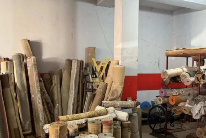 Ambiente Commerciale in Affitto 4+1 a Tirana - 1,200 Euro