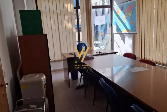 Business Property for Rent 3+1 in Tirana - 40,000 Leke