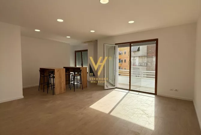 Ambient biznesi me qera 3+1 ne Tirane - 250,000 Leke