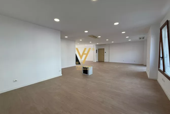 Ambient biznesi me qera 3+1 ne Tirane - 250,000 Leke