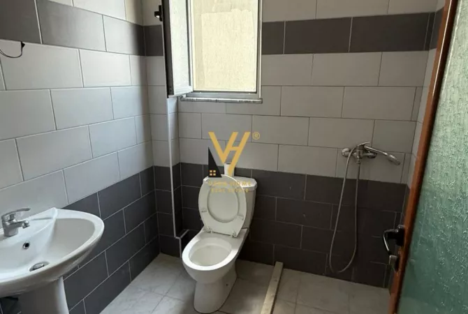 Shtepi ne shitje Apartament ne Fier, 1+1, Mobilimi E mobiluar, Pagesa 8,800,000  Leke.