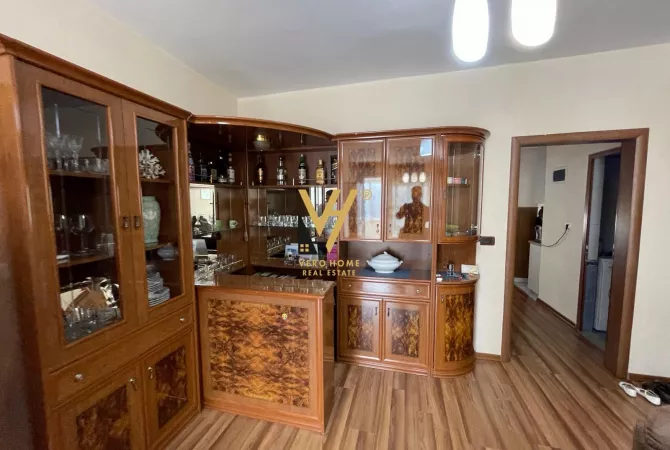 Shtepi me qera Apartament ne Tirane, 3+1, Mobilimi E mobiluar, Pagesa 1,000  Euro.