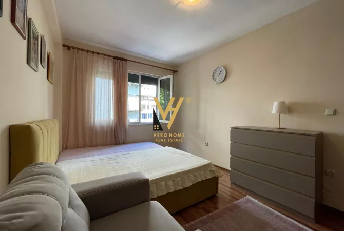 Shtepi me qera Apartament ne Tirane, 3+1, Mobilimi E mobiluar, Pagesa 1,000  Euro.