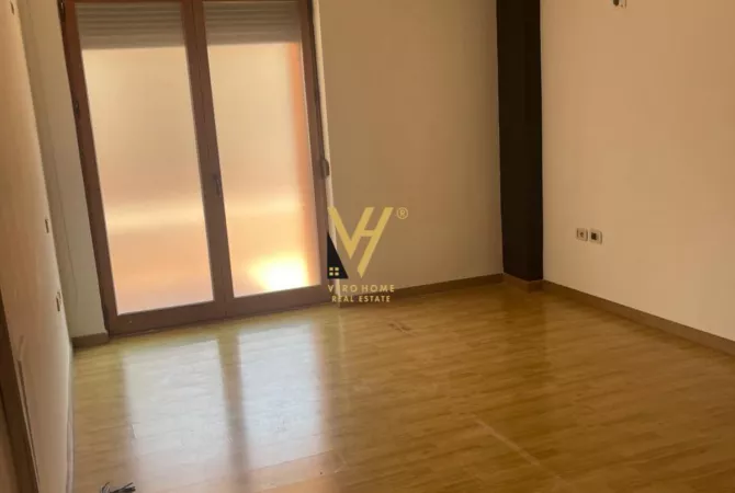 Ambient biznesi me qera 3+1 ne Tirane - 1,100 Euro