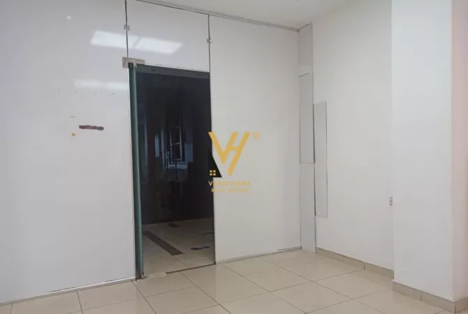 Ambient biznesi me qera 3+1 ne Tirane - 30,000 Leke