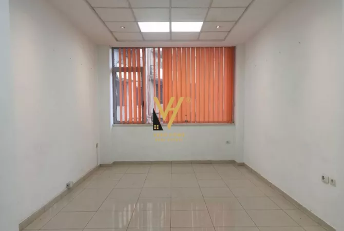 Ambient biznesi me qera 3+1 ne Tirane - 30,000 Leke