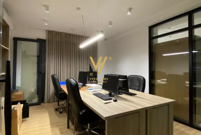 JEPET ZYRE 317 M2 ME QERA RRUGA E BARRIKADAVE 4.600 EURO