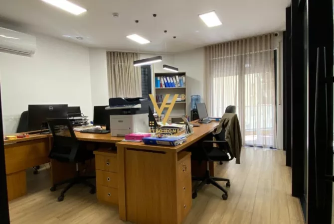 JEPET ZYRE 317 M2 ME QERA RRUGA E BARRIKADAVE 4.600 EURO