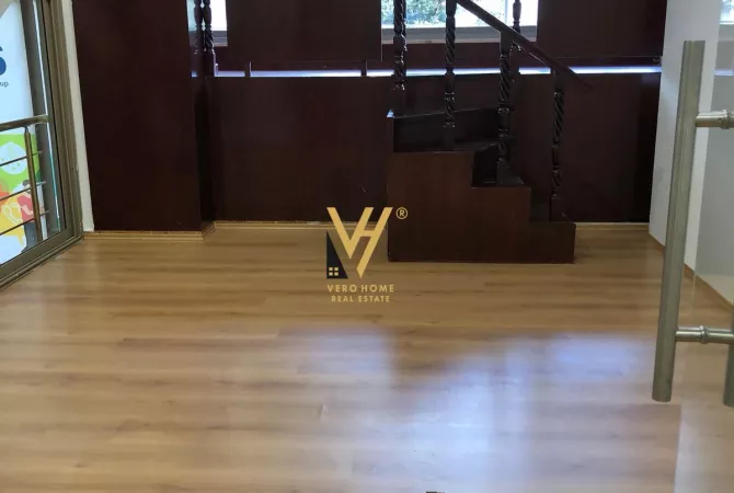 Ambiente Commerciale in Affitto 3+1 a Tirana - 1,500 Euro