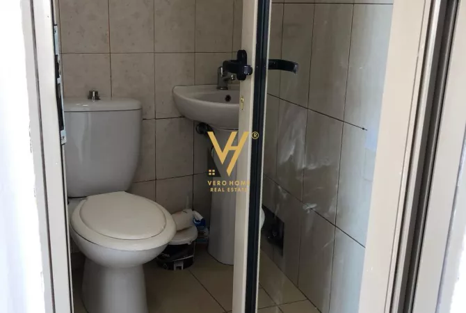 Ambiente Commerciale in Affitto 3+1 a Tirana - 1,500 Euro