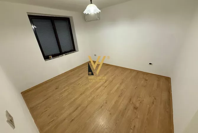 Ambiente Commerciale in Affitto 3+1 a Tirana - 700 Euro