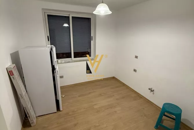 Ambiente Commerciale in Affitto 3+1 a Tirana - 700 Euro