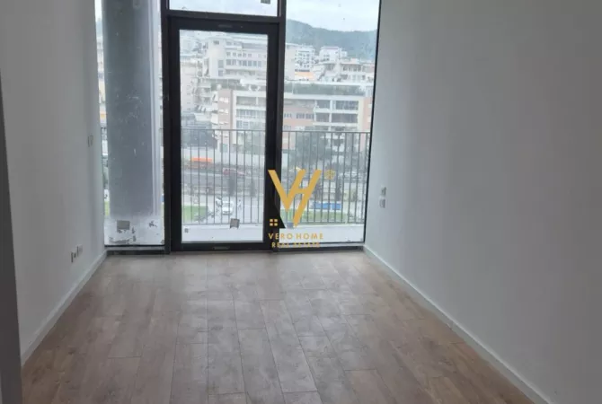 Ambiente Commerciale in Affitto 3+1 a Tirana - 1,900 Euro