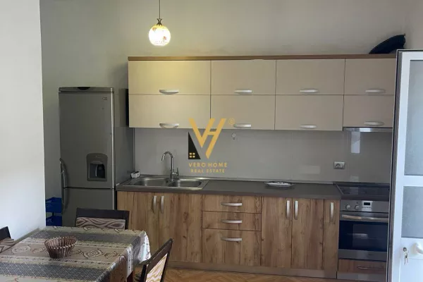 Shtepi me qera Shtepi Private ne Tirane, 2+1, Mobilimi E mobiluar, Pagesa 450  Euro.