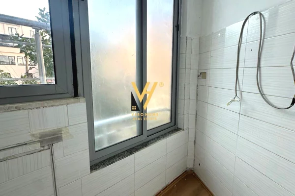 Ambient biznesi me qera 3+1 ne Tirane - 110,000 Leke