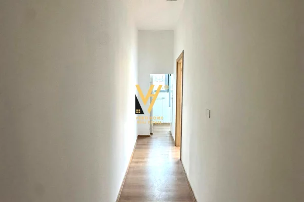 JEPET AMBIENT BIZNESI 65 M2 ME QIRA NE QENDER 110.000 LEKE