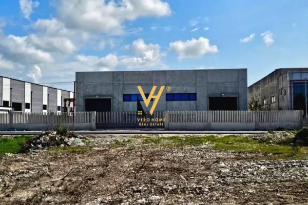 Ambiente Commerciale in Affitto 4+1 a Tirana - 10,500 Euro