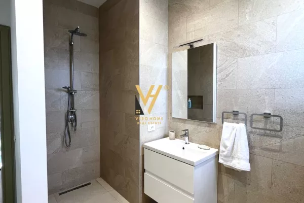 Shtepi me qera Vila Luksoze ne Tirane, 3+1, Mobilimi E mobiluar, Pagesa 1,600  Euro.