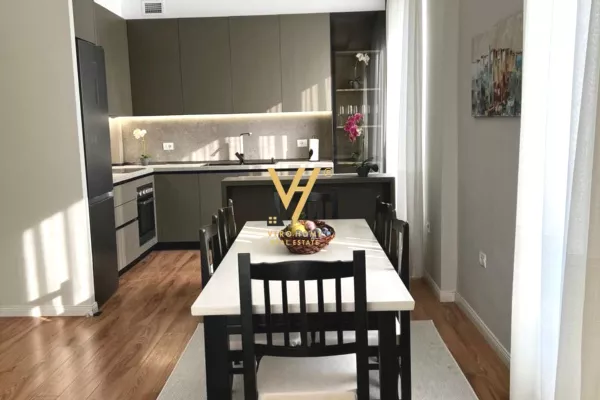 Shtepi me qera Vila Luksoze ne Tirane, 3+1, Mobilimi E mobiluar, Pagesa 1,600  Euro.