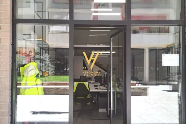 Ambiente Commerciale in Vendita 1+1 a Tirana - 160,000 Euro