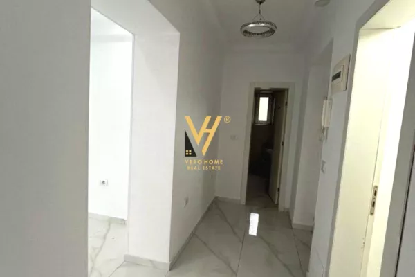 Ambiente Commerciale in Affitto 3+1 a Tirana - 700 Euro