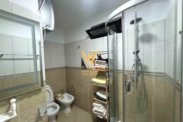 Shtepi me qera Apartament ne Tirane, 3+1, Mobilimi E mobiluar, Pagesa 1,050  Euro.