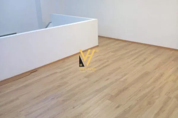 JEPET AMBIENT 60 M2 ME QERA TE RRUGA E BARRIKADAVE 60.000 LEKE