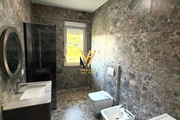 Shtepi ne shitje Apartament ne Durres, 2+1, Mobilimi E mobiluar, Pagesa 148,000  Euro.