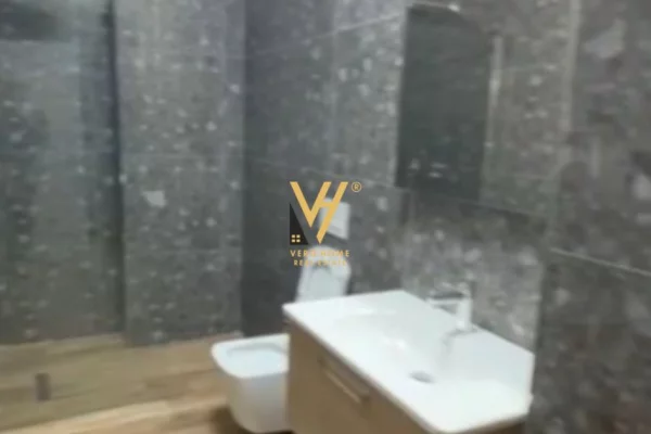 Shtepi ne shitje Apartament ne Tirane, 2+1, Mobilimi E mobiluar, Pagesa 125,000  Euro.